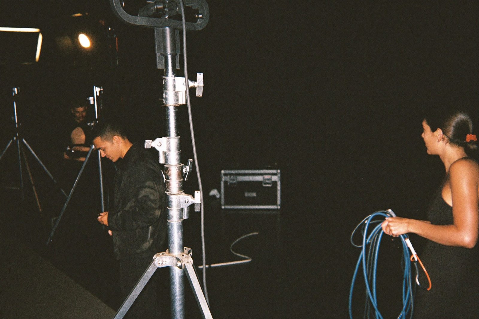 Behind the Scenes: Crew bewegt Licht-Equipment